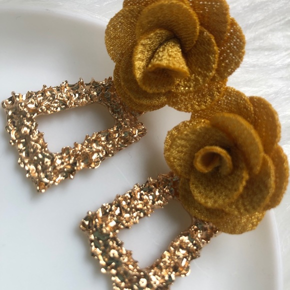 Statement floral & faux gold drop earrings - Picture 1 of 7